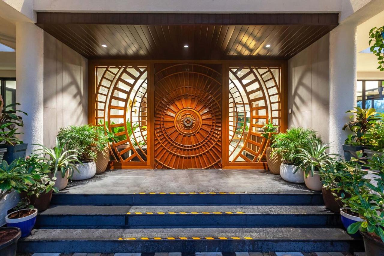 Villa Sereno By Stayvista - An Elegant And Entertaining Retreat Featuring A Swimming Pool, Outdoor Jacuzzi, Modern Interiors, And A Snooker Table Alibag Bagian luar foto